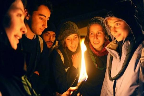 Teenkreis  Junge Leute treffen sich zu einem starken Programm: Calcetto, Bibel und Snacks.